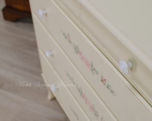Solid wood chest of drawers with hand-lacquered finish and painted roses